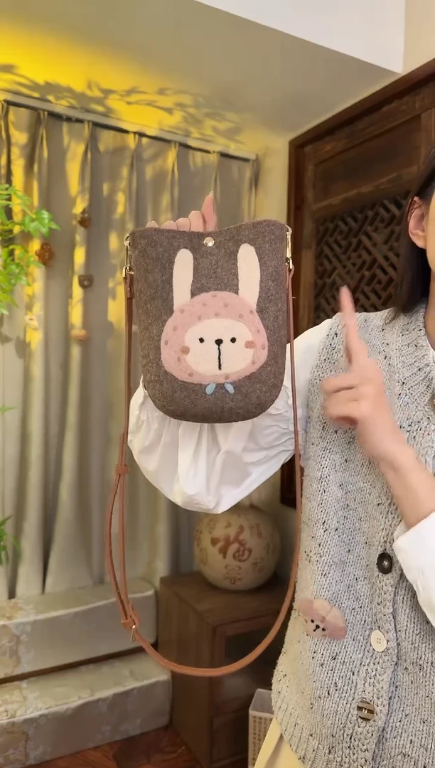 羊毛非遗纯手工包  手机包兔子