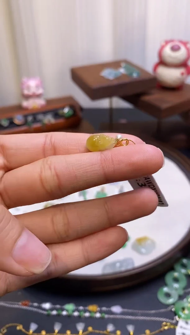 【闪购商品】翡翠颈饰18K金镶嵌牛