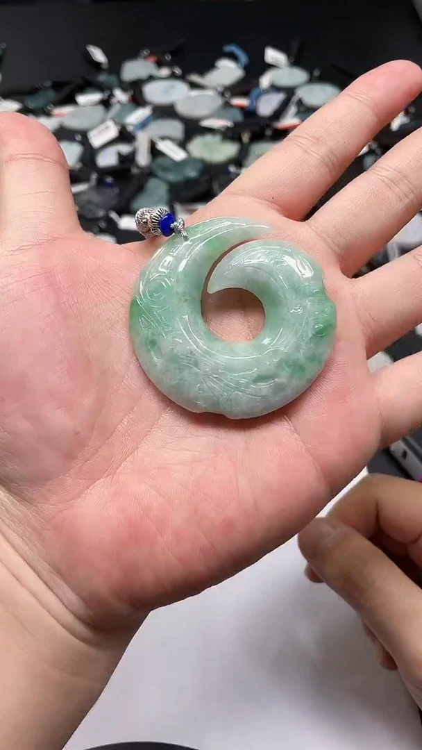 翡翠未镶嵌颈饰我**上 多样性发其一