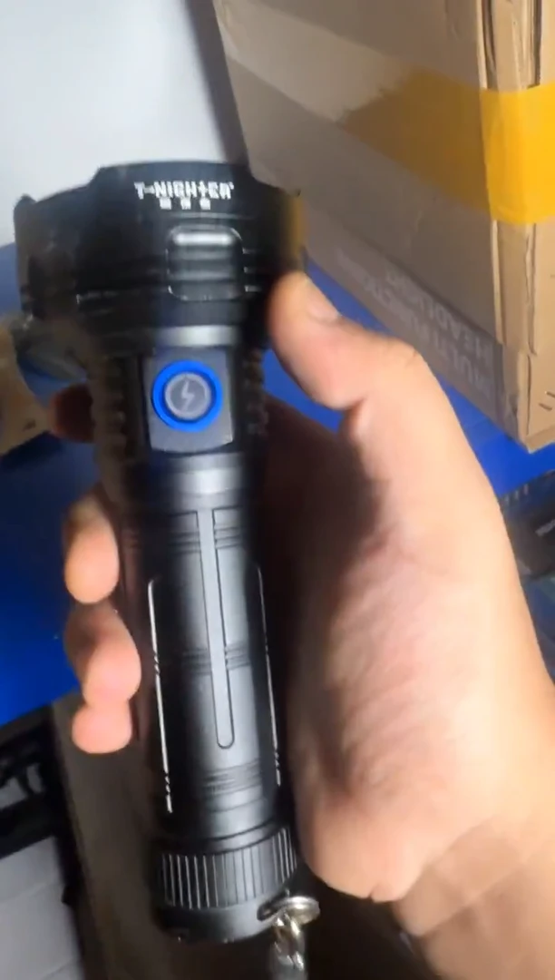 【老王家同款】698超亮九颗灯珠手电-送两组电池