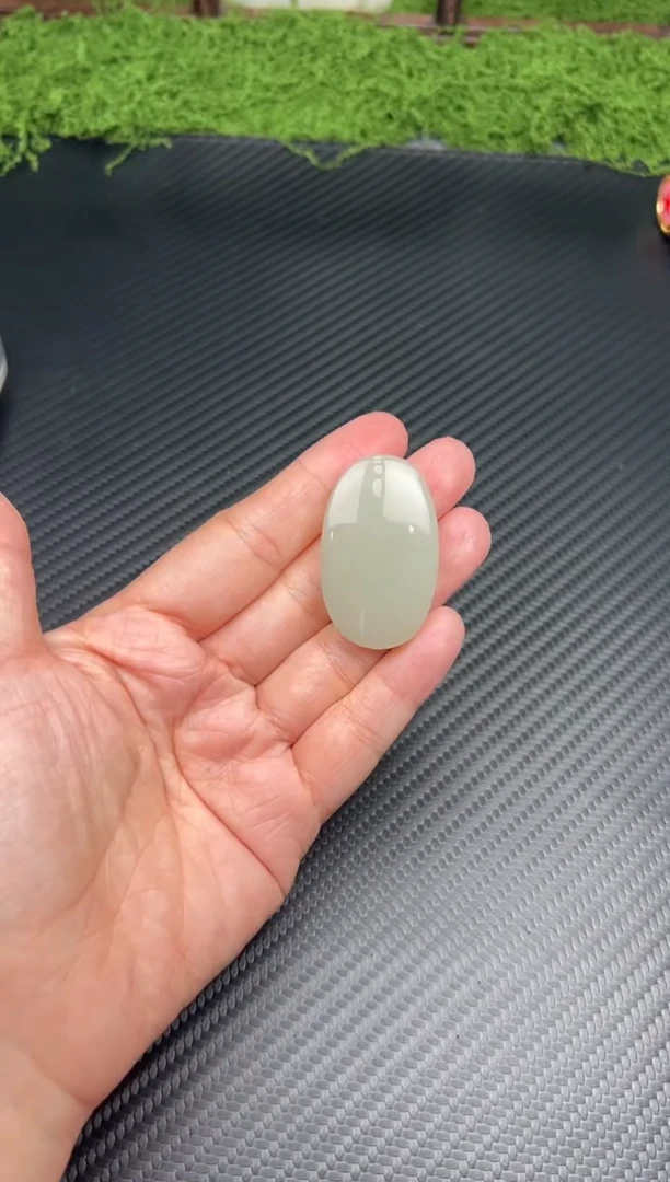 吊坠(赠链)未镶嵌和田玉且末微色差近矿吊坠m