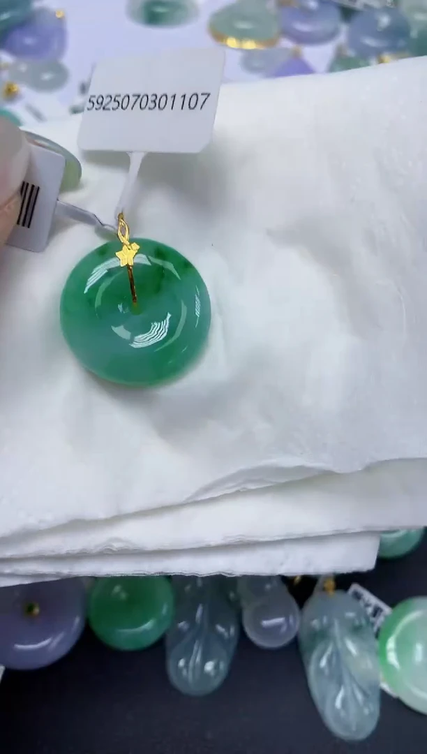 翡翠18K金镶嵌颈饰天然缅甸翡翠A货