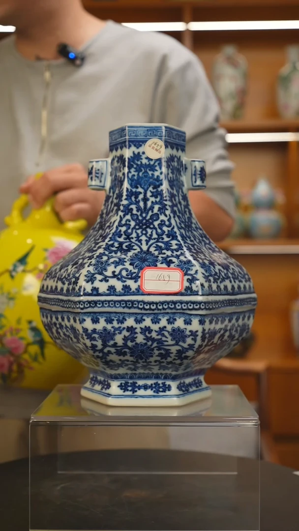 其他以*青花缠枝莲纹贯耳尊