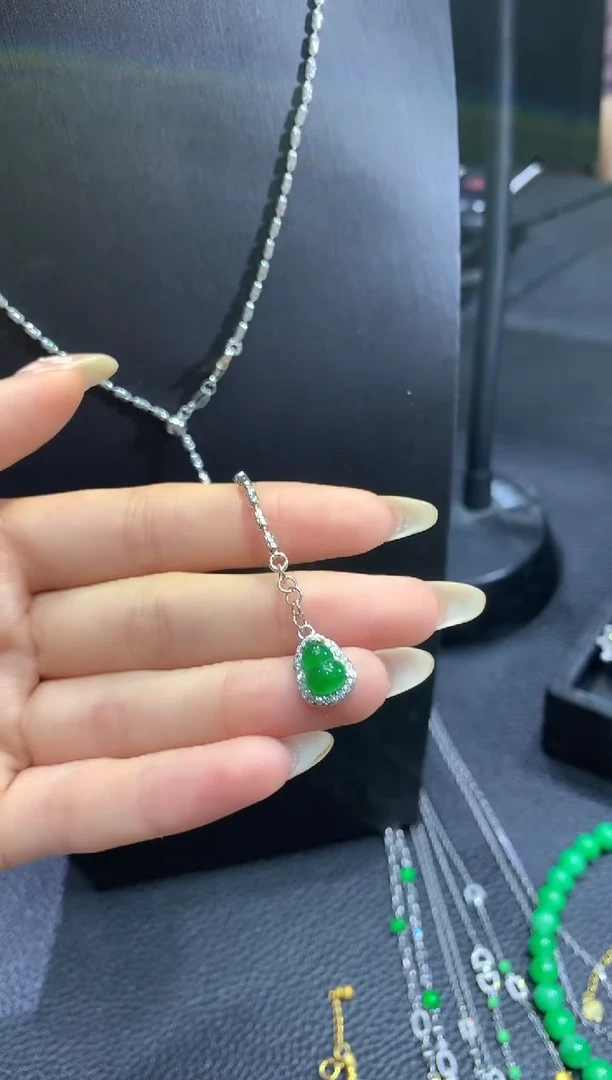 翡翠未镶嵌吊坠(赠链)2多样性随机发货1件