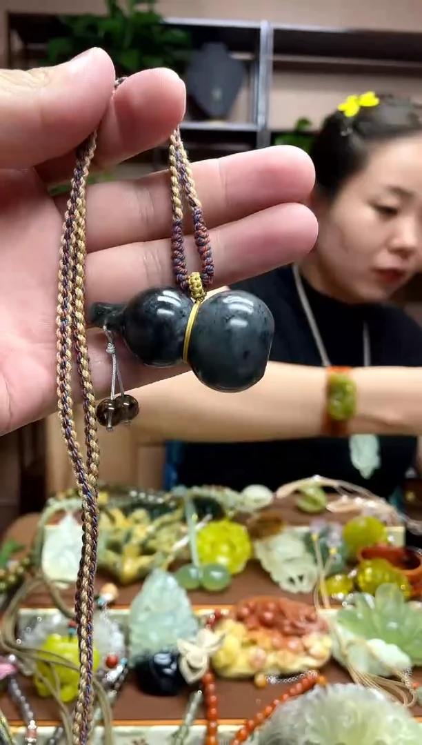 未镶嵌岫玉颈饰·