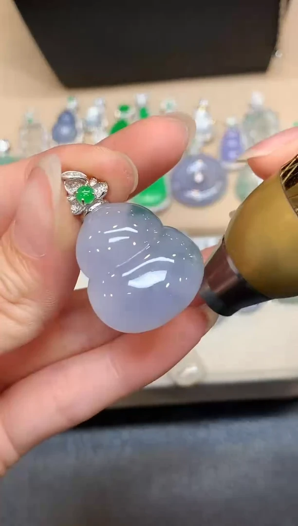 颈饰18K金镶嵌翡翠葫芦【无服务费