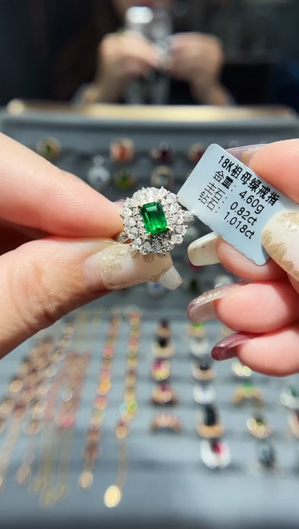 18K金镶嵌戒指祖母绿0.82.