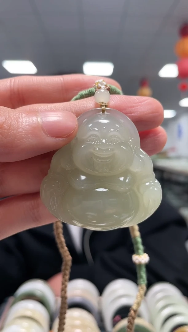 颈饰未镶嵌和田玉翠色大佛公挂件一件