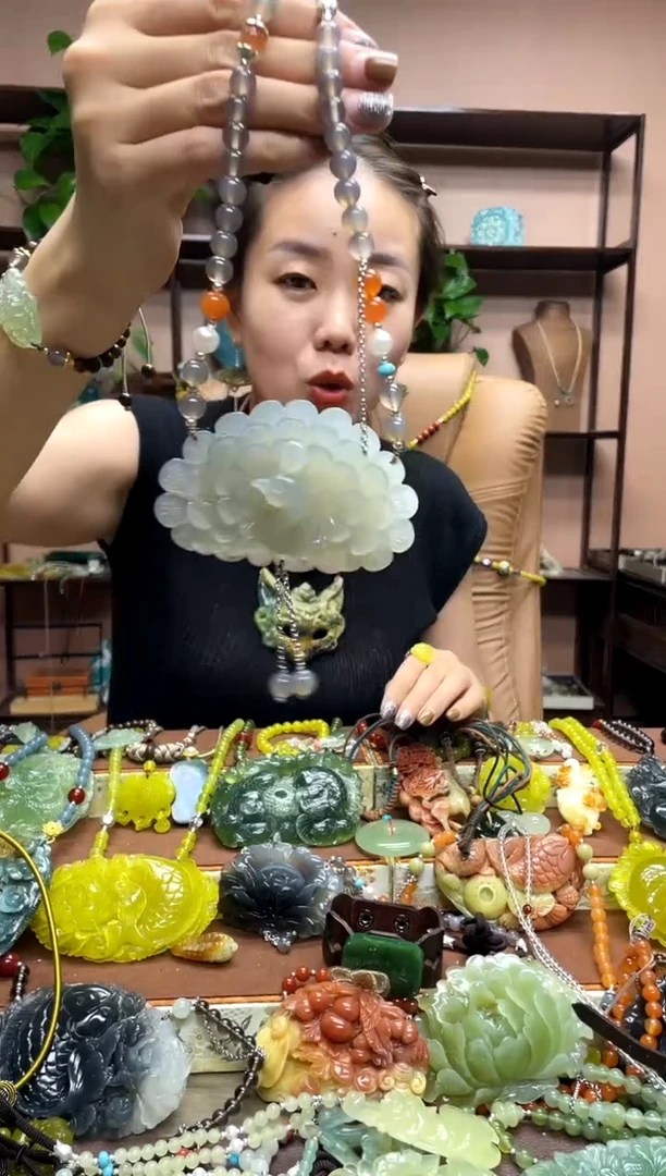 未镶嵌岫玉颈饰·