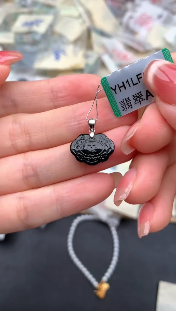 18K金镶嵌挂件翡翠一