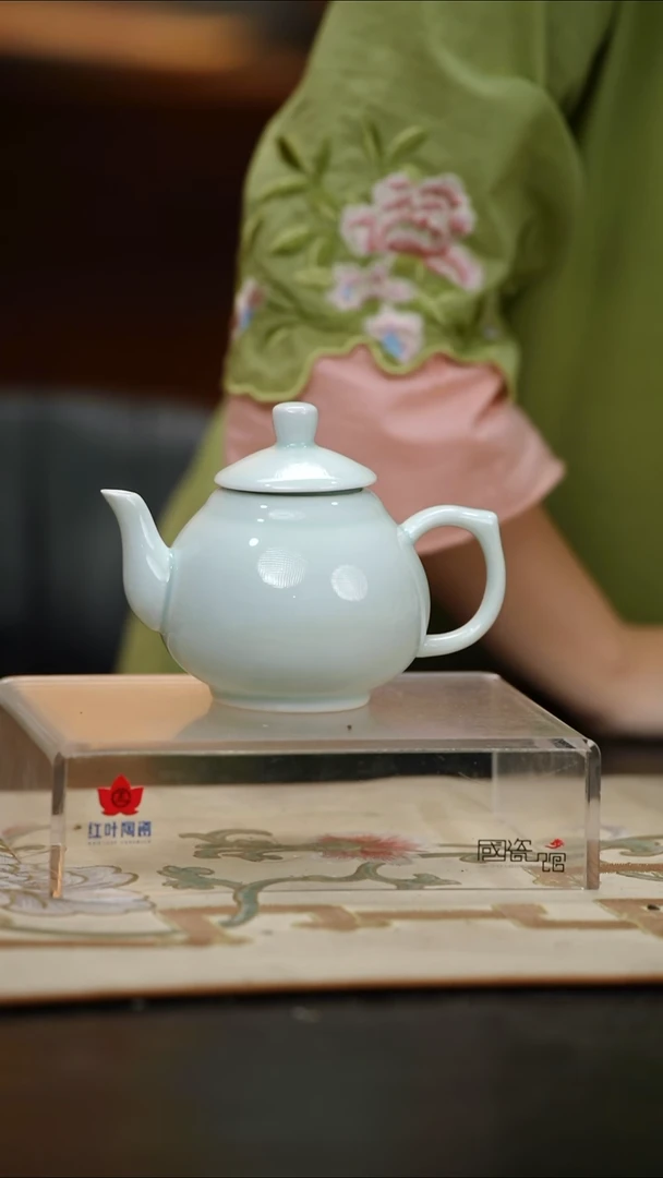 1个正价影青带盖飘逸壶(套)