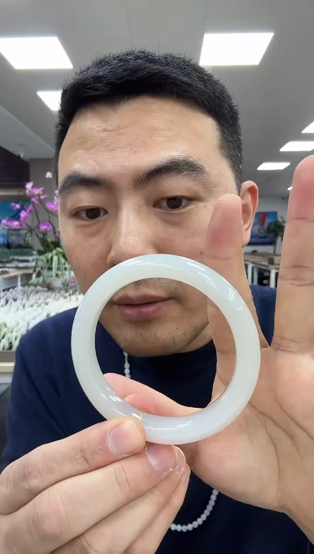 未镶嵌手镯和田玉有明显包容60-61  462