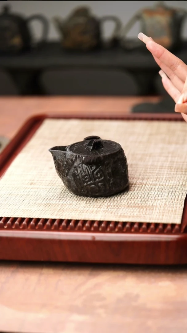 归玉堂冰碛岩重工雕刻饕餮宝瓶壶200cc