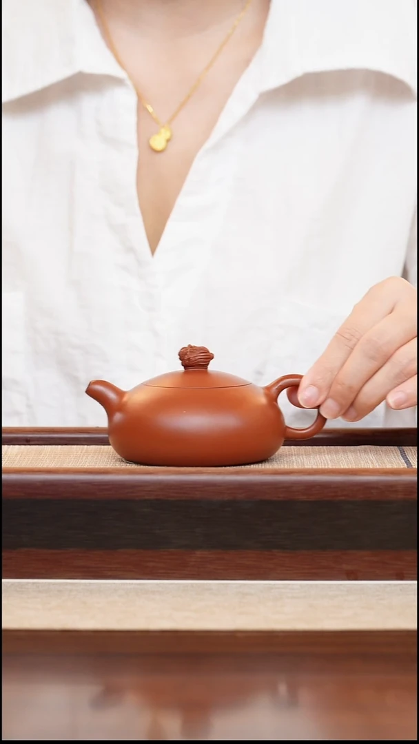 朱泥白菜半月175cc宜兴手工紫砂壶