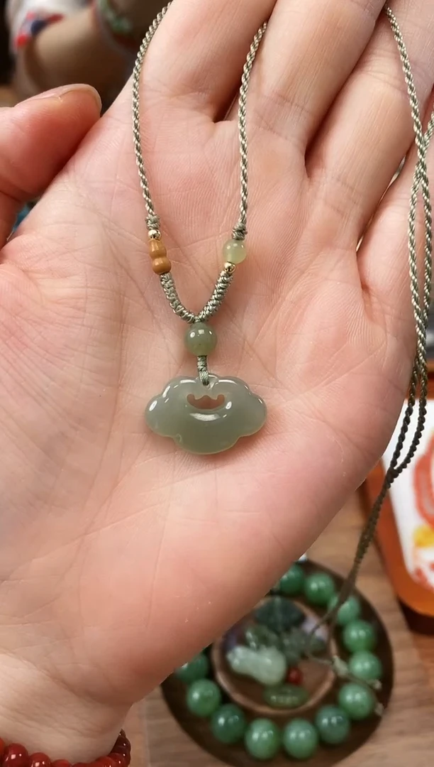 吊坠(赠链)未镶嵌和田玉冰葡萄肉如意锁