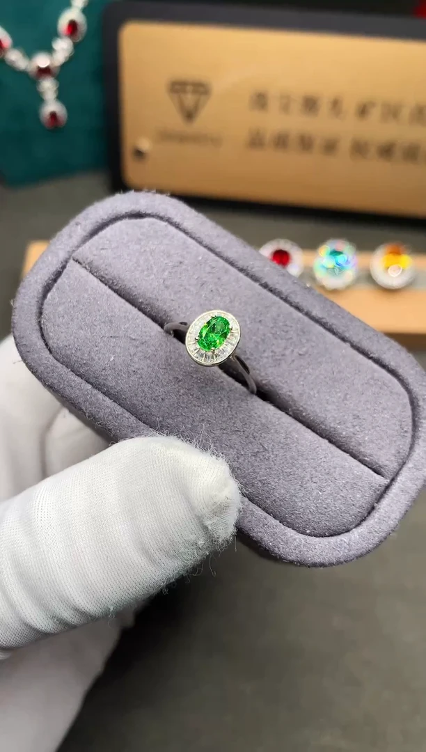 银S925镶嵌戒指石榴石（沙弗莱）....