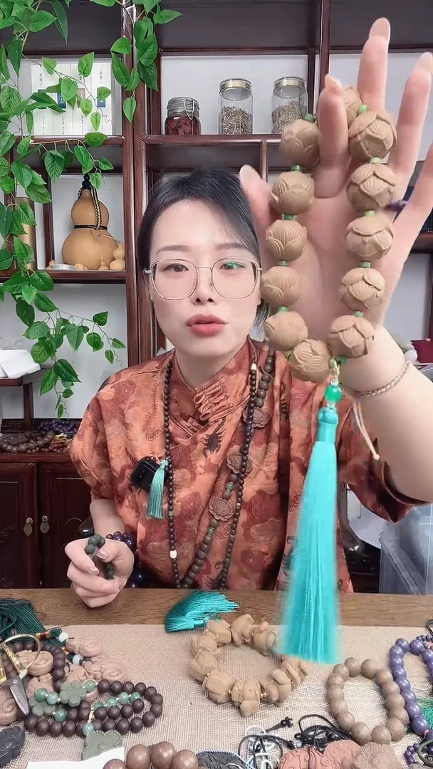 泥塑龙涎香方的莲花手持