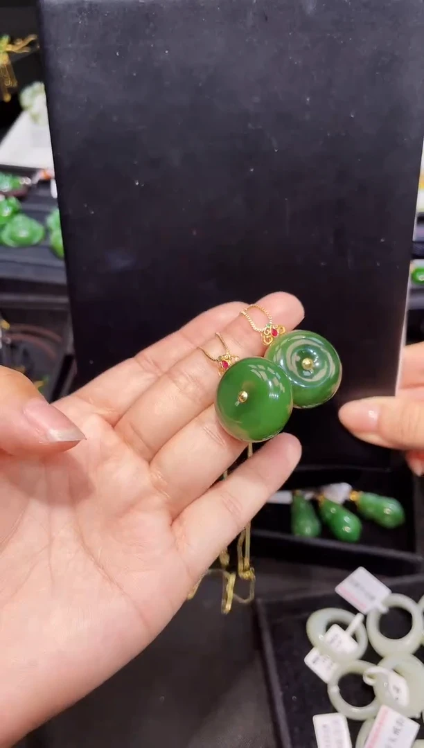 和田玉18K金镶嵌吊坠(赠链)多样性发一