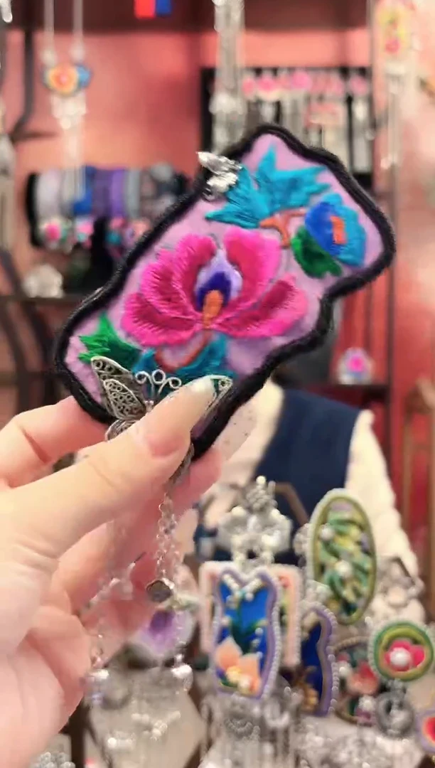 织绣云织谣民族风精美饰品   169