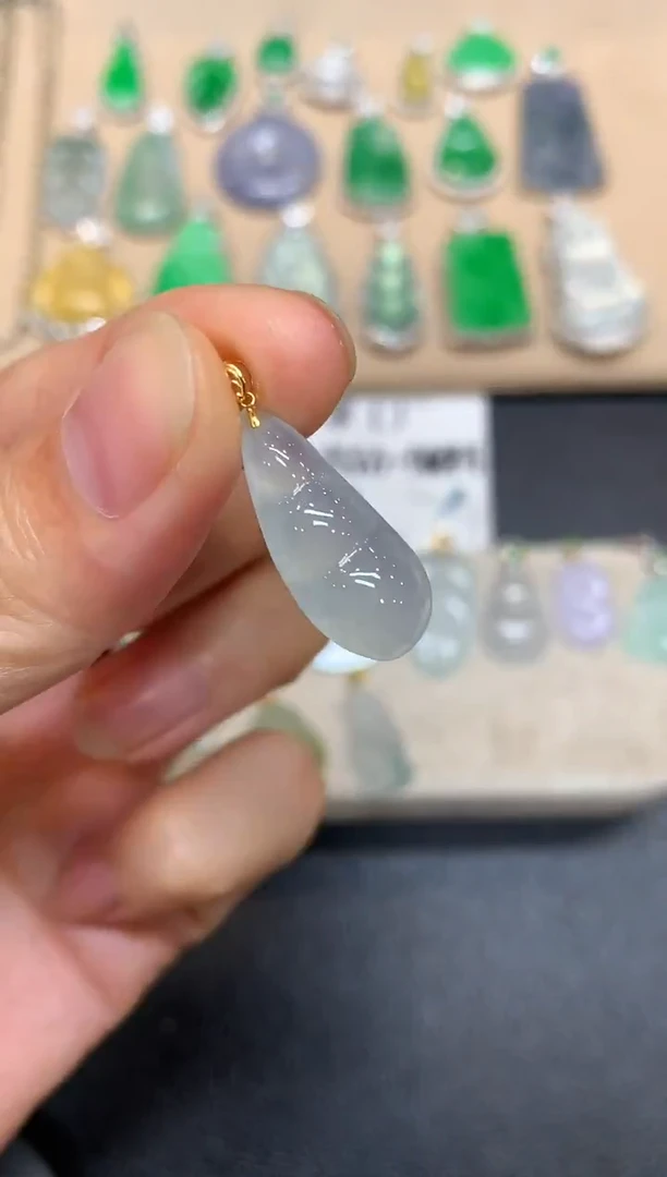 颈饰18K金镶嵌翡翠福豆【无服务费