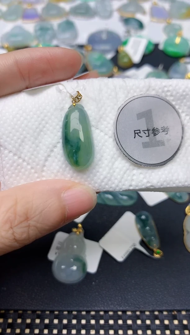 翡翠18K金镶嵌颈饰天然缅甸A货翡翠