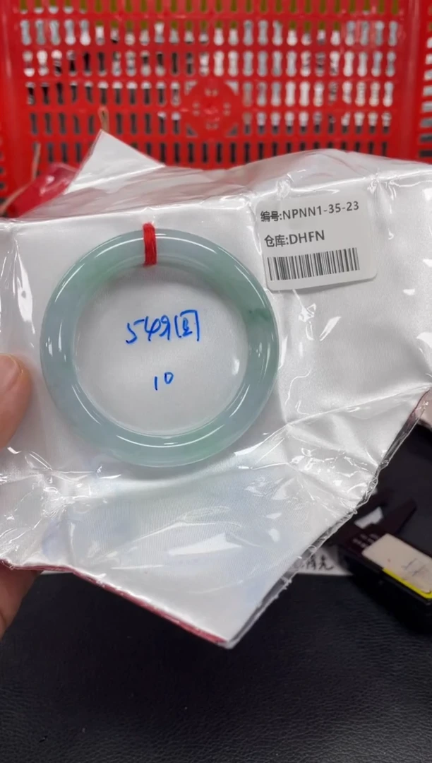 翡翠手镯未镶嵌翡翠手镯