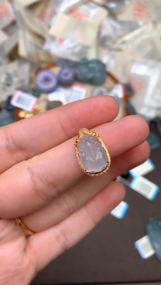 18K金镶嵌挂件翡翠—