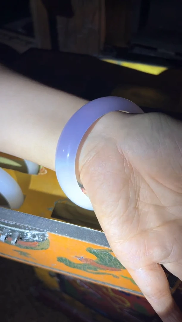 和田玉未镶嵌挂件半紫半白一只