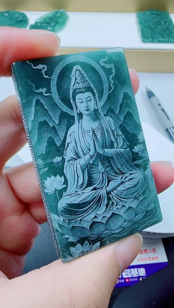 翡翠未镶嵌颈饰方观音