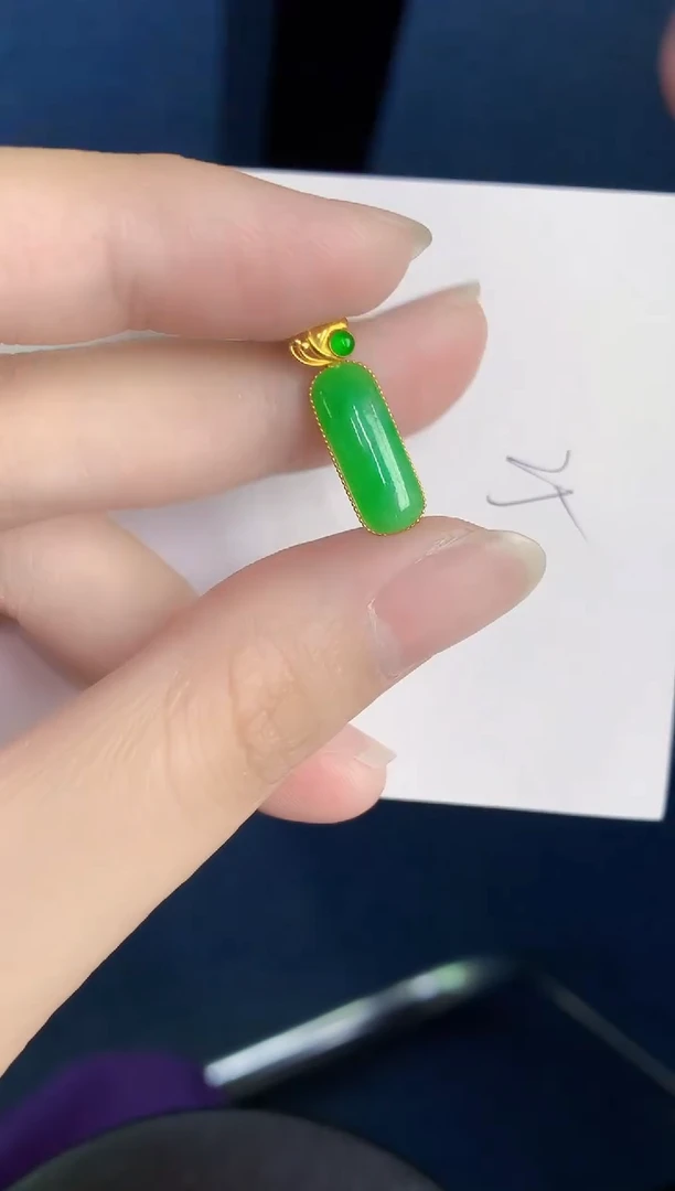 翡翠18K金镶嵌颈饰天然翡翠缅甸A货
