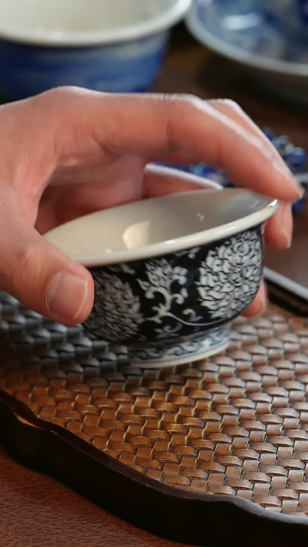 侧*_照夜白青花压手杯。。