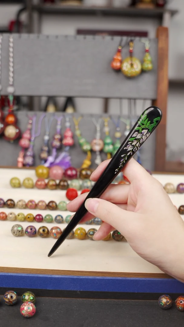 素髹彩绘发簪 紫藤花