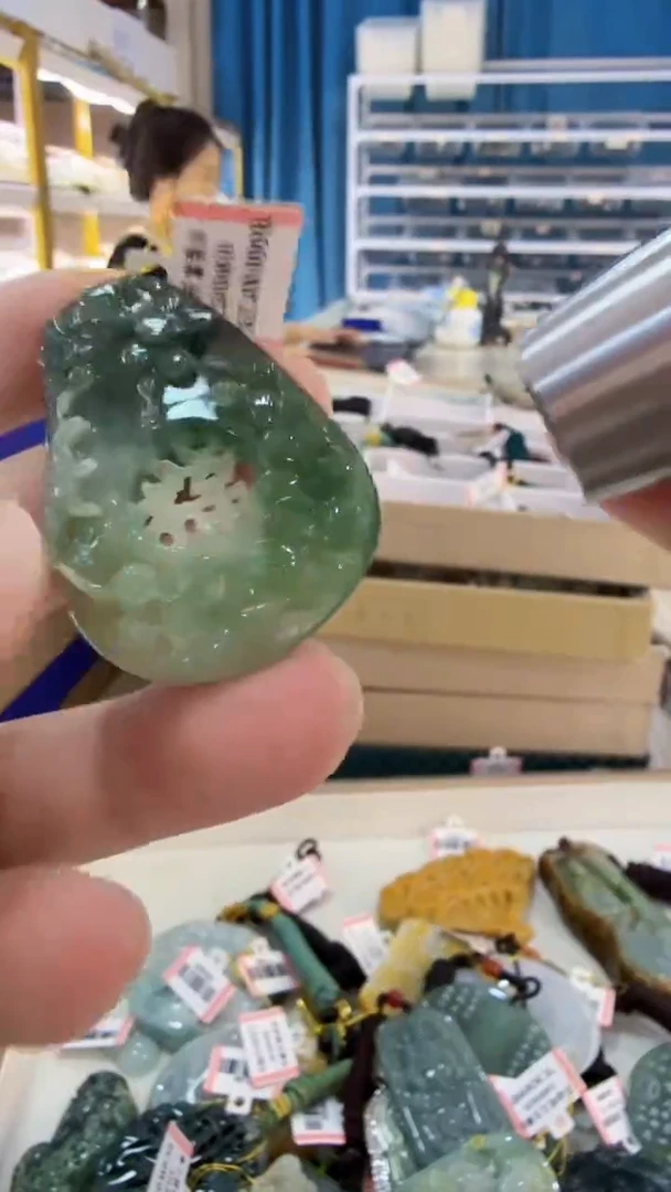 翡翠未镶嵌吊坠(不含链)33