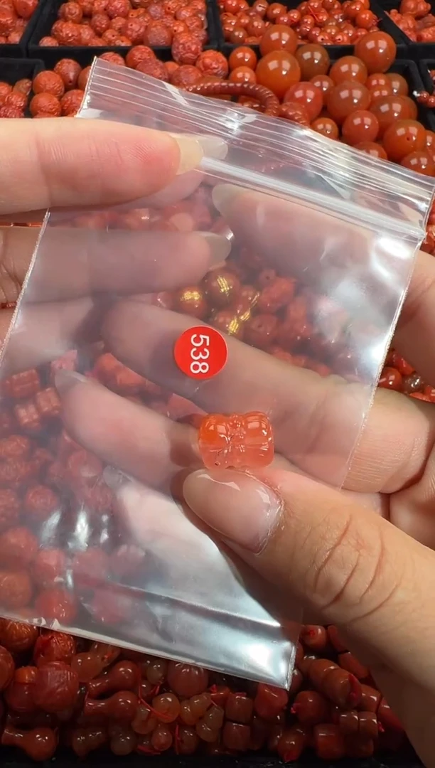 南红玛瑙未镶嵌颈饰1