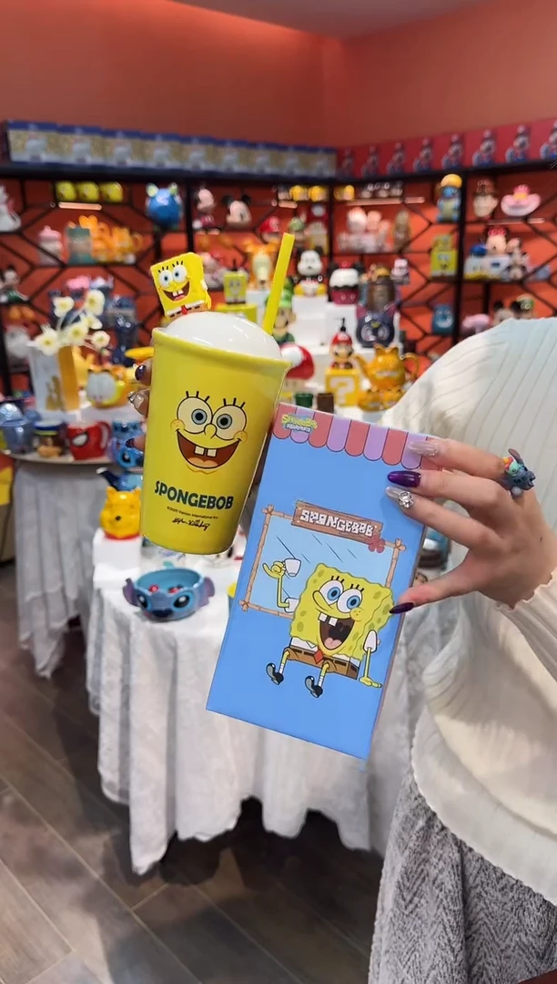 瓷片@@海绵宝宝黄色陶瓷带盖吸管杯