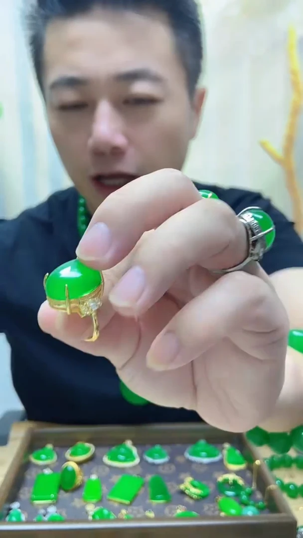 14K金镶嵌戒指翡翠翡翠戒指