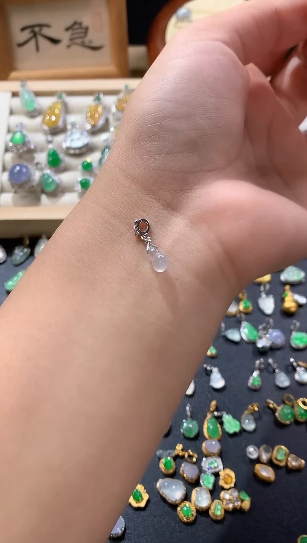 颈饰18K金镶嵌翡翠立体葫芦