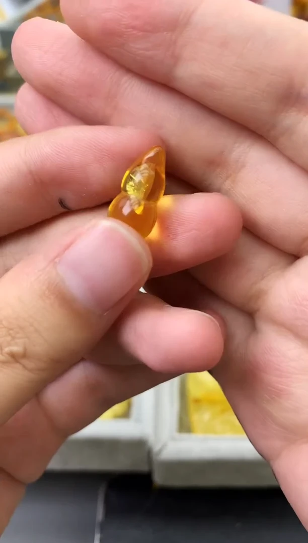 未镶嵌琥珀珠宝奇石87