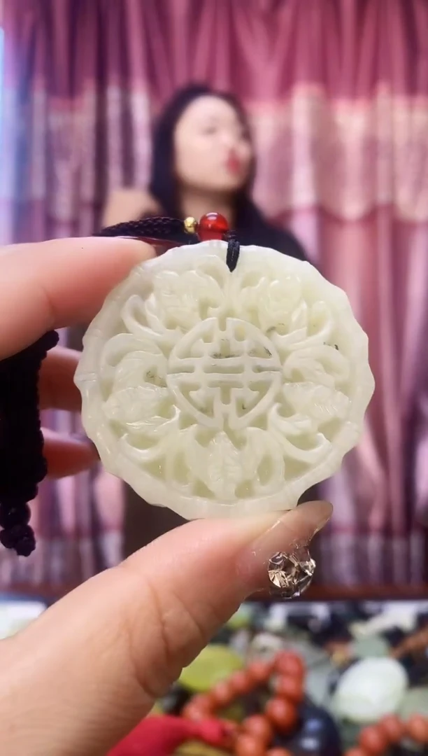 未镶嵌蛇纹石玉吊坠