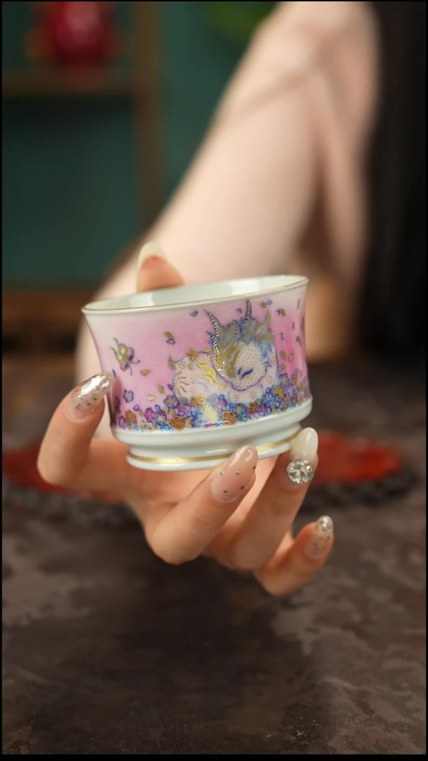 青花手绘瑞兽主人杯