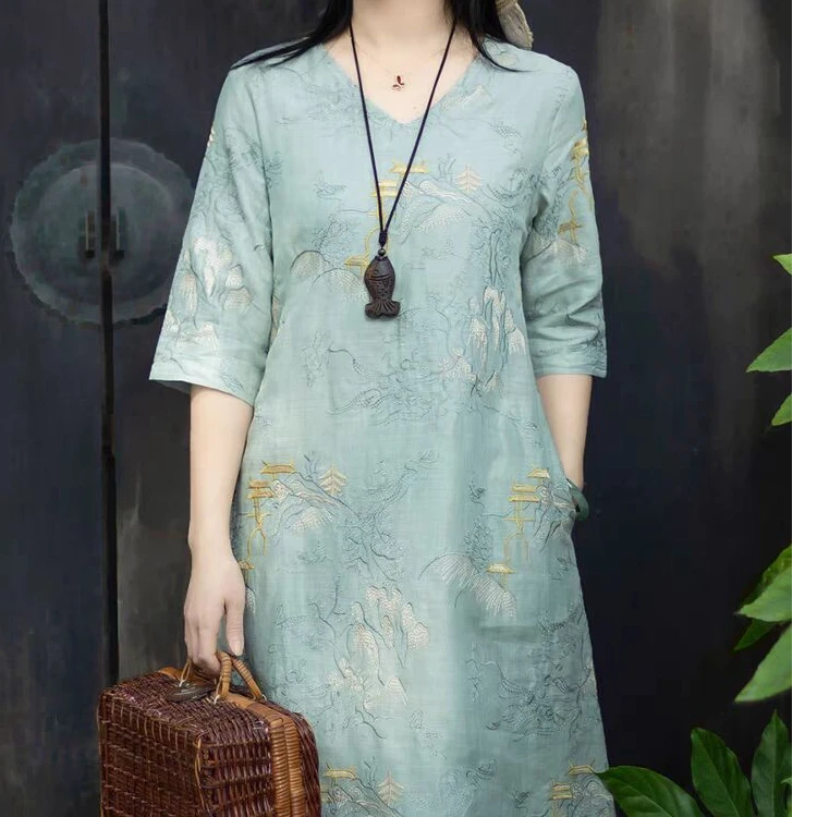 2025重工刺绣V领连衣裙 简约复古苎麻女设计感显瘦长款垂感裙子女