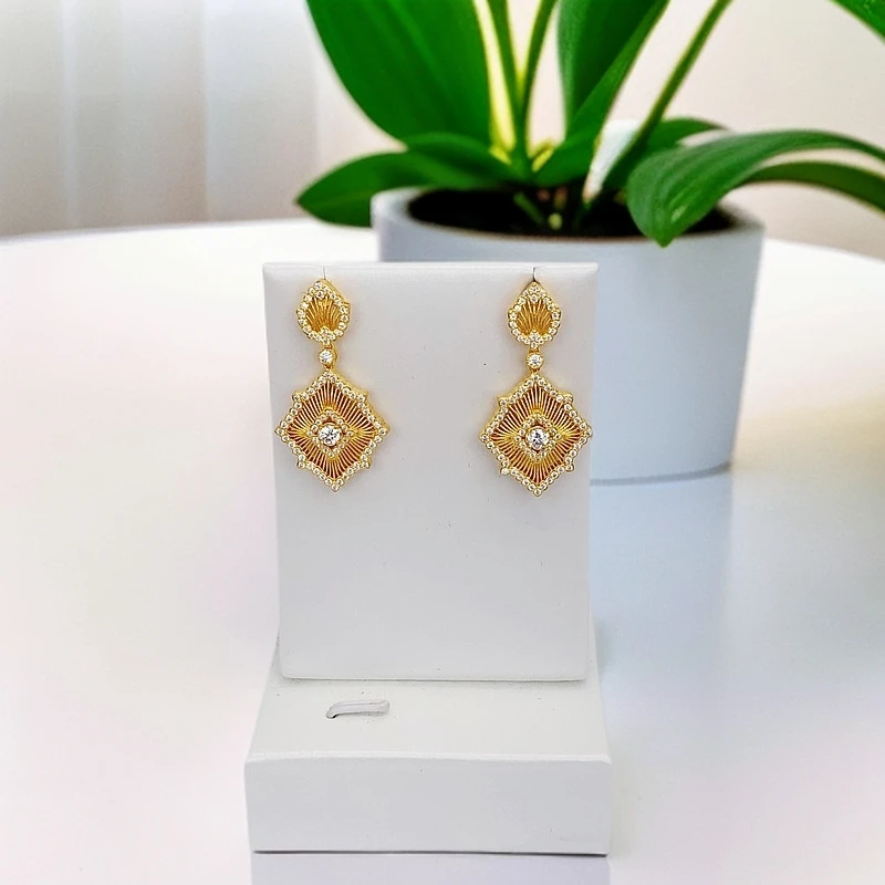 足金999 轻奢镶嵌镂空花丝女神耳饰，花丝耳饰，耳畔的诗意与浪漫。