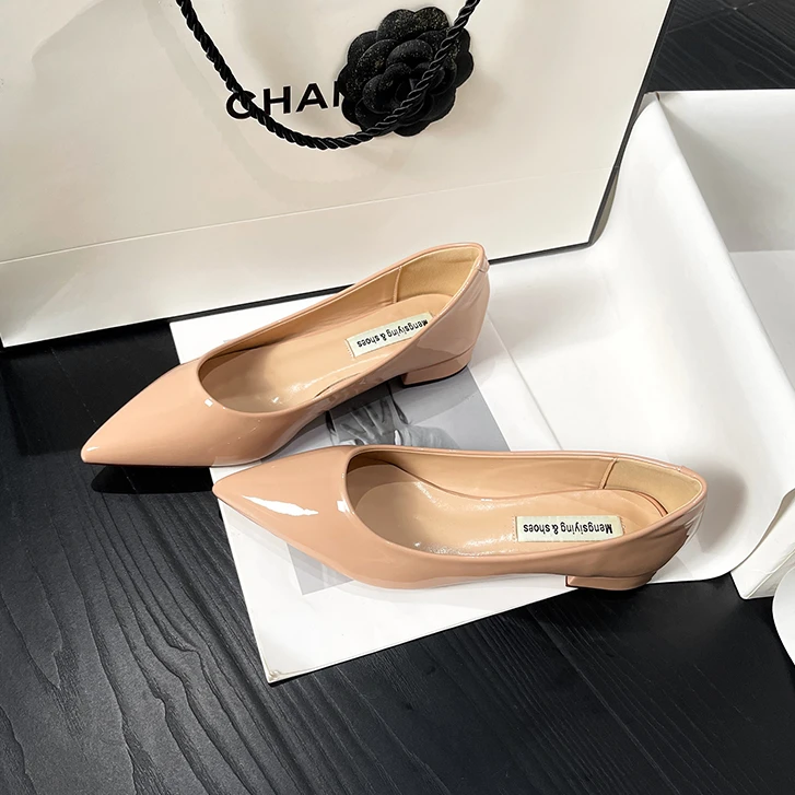 裸色漆皮通勤工作单鞋女粗跟尖头平底鞋春夏百搭浅口低跟职业鞋子