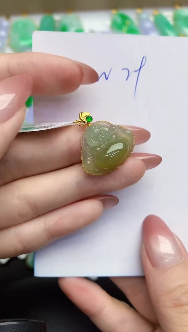 翡翠18K金镶嵌颈饰缅甸天然翡翠A货