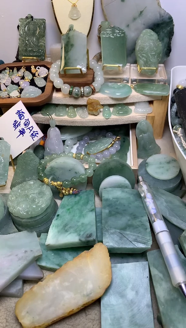 翡翠挂件未镶嵌惊*_ 缅甸A货翡翠，没有运费险