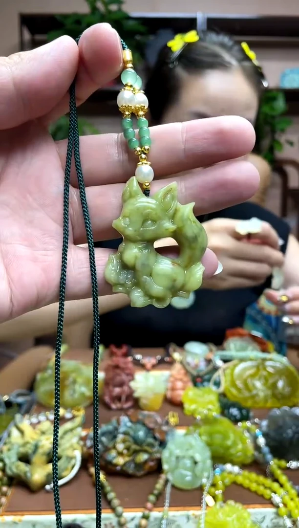 未镶嵌岫玉颈饰·