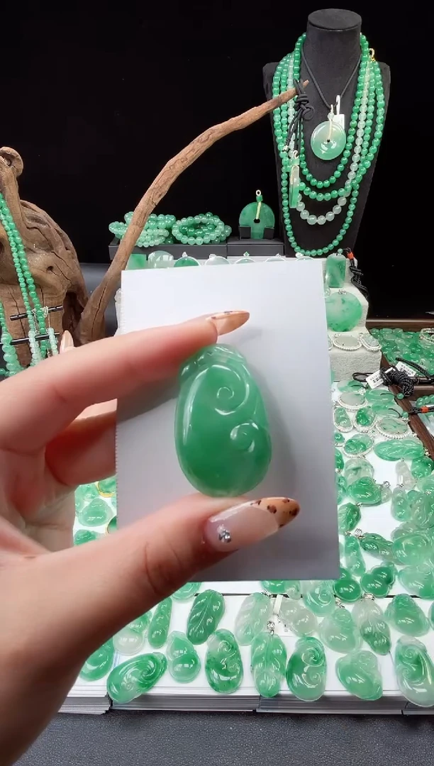 吊坠(赠链)未镶嵌石英质玉（非洲翠）20.40如意