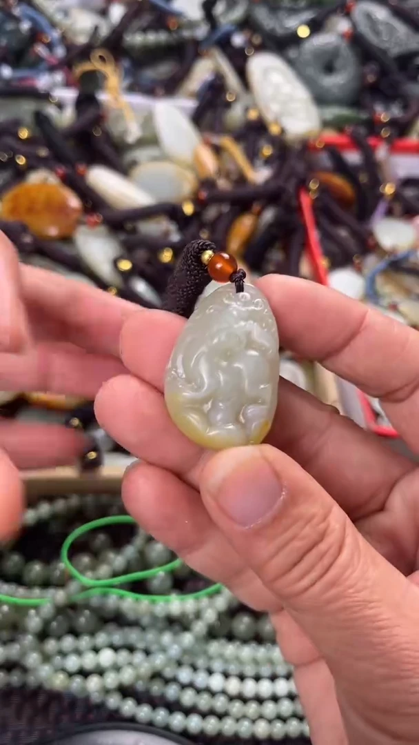 【闪购商品】和田玉颈饰未镶嵌多样性发货没有证书，拍一发一.有瑕