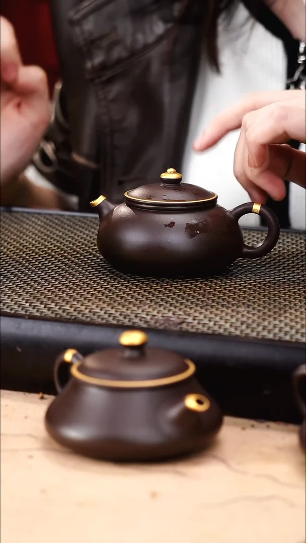 茶壶紫砂四号井茄皮紫泥描金寒江130cc