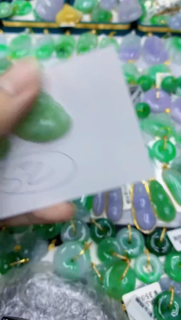 翡翠未镶嵌颈饰1111111111多样性发其一